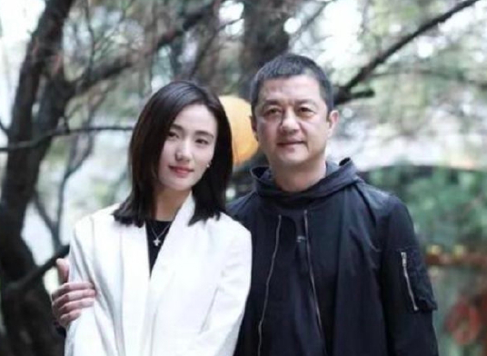 李亚鹏妻子自曝没钱，从大平层换小房——现实生活的落差与挑战