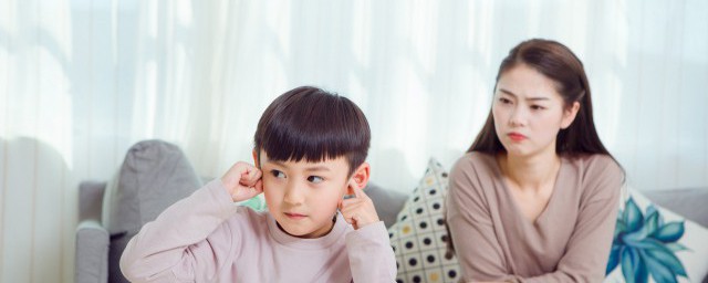 母亲教育孩子引发意外，应对措施视频走红网络