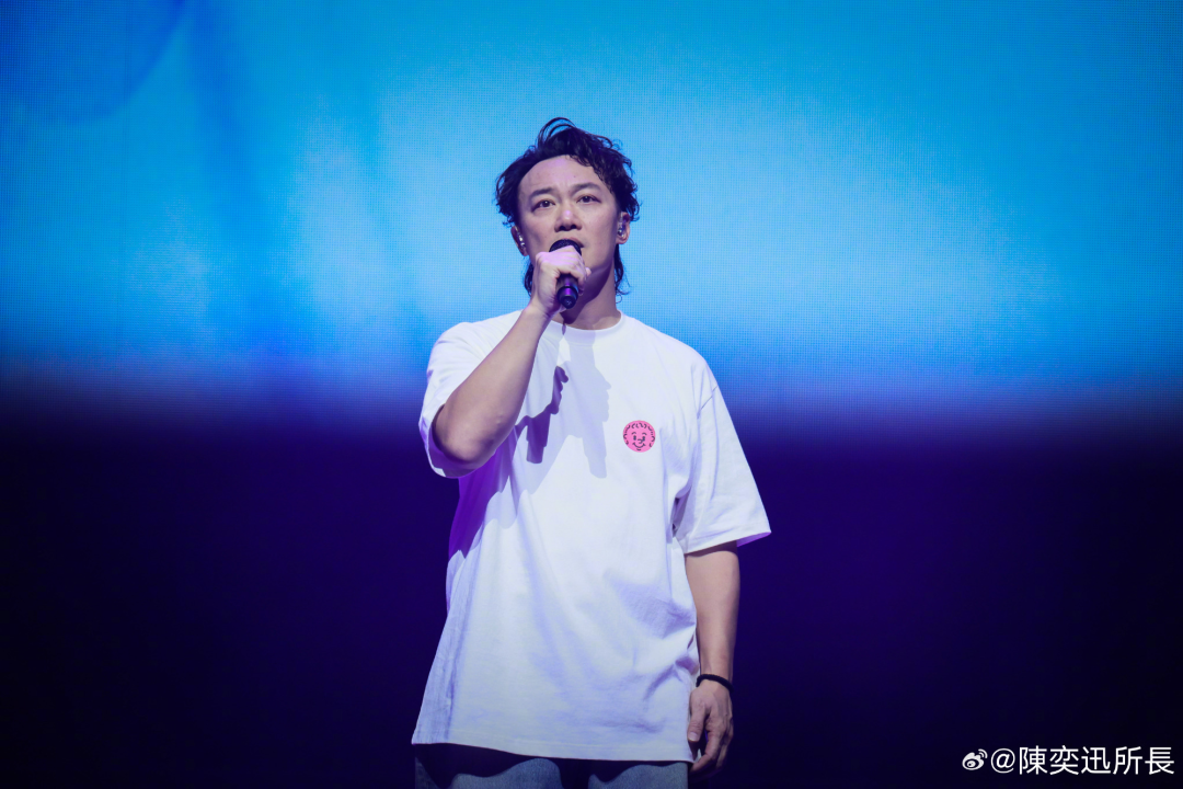陈奕迅确诊新冠，演唱会延期——歌迷的期待与挑战