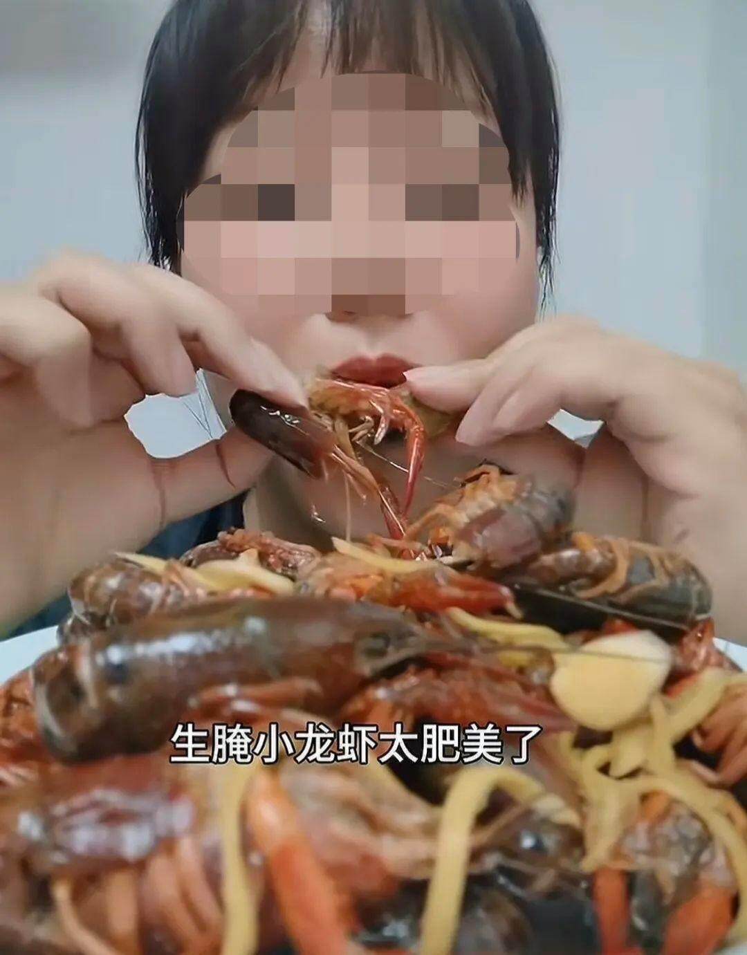 女子吃生腌小龙虾，吸虾头惊呆网友——美食界的独特风采