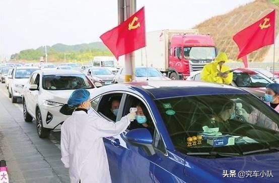 北京车主应对冰雹，棉被纸箱齐上阵，全民抗灾见真情
