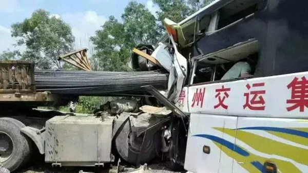 校车爆炸致5死40伤，事故背后的反思与行动