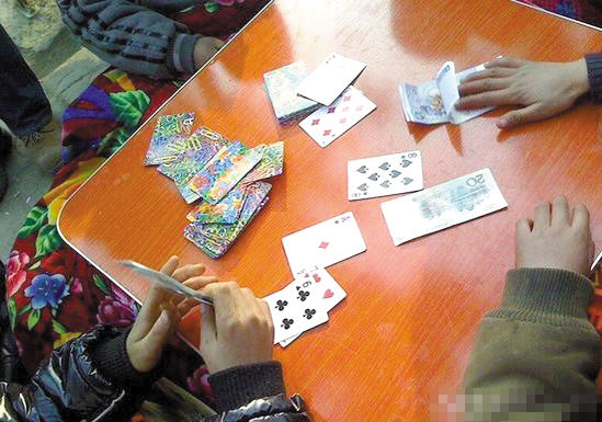 大学生邀同学玩扑克，涉嫌开设赌场罪？一文解读