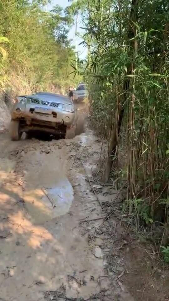 男子驾车遇天坑喷土，惊险瞬间记录
