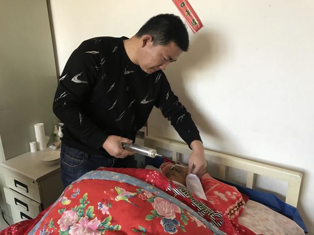 小伙照顾老人的温暖故事，传递爱心与责任的力量