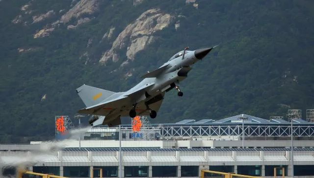 歼10亮相，揭示中国空军力量的崛起