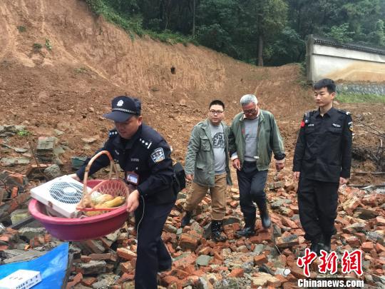 山体滑坡导致十余人不幸被困，紧急救援行动全力展开