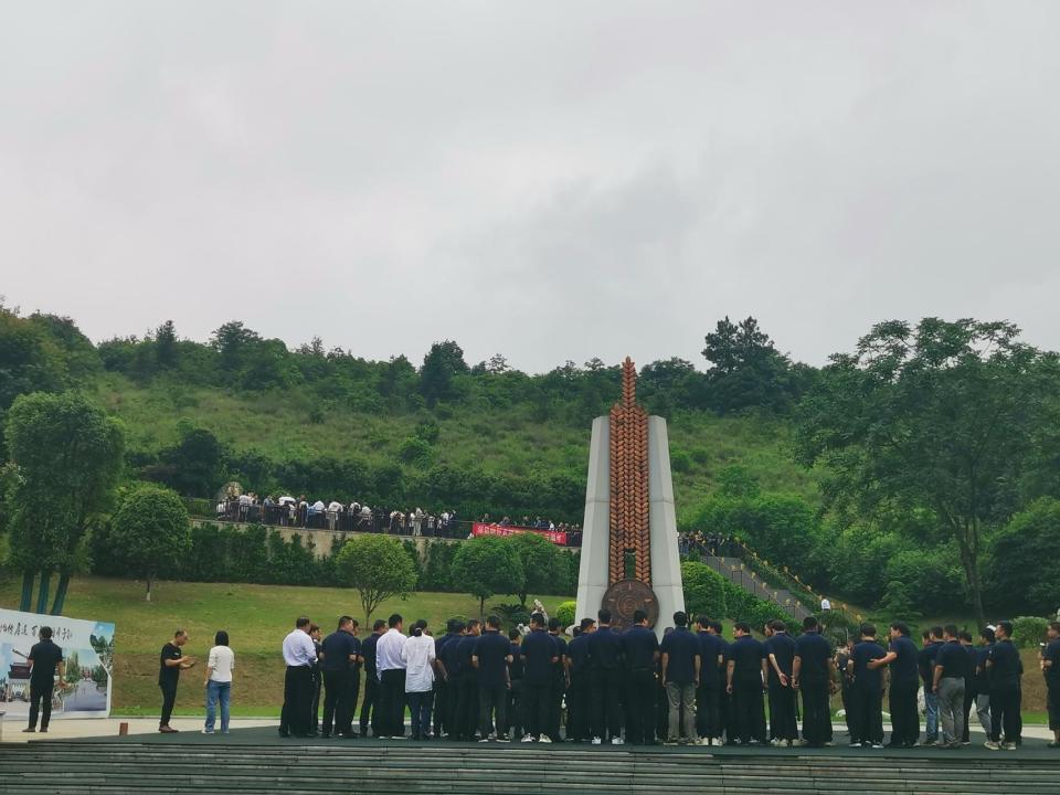 袁隆平夫人墓园祭扫图片，缅怀与致敬