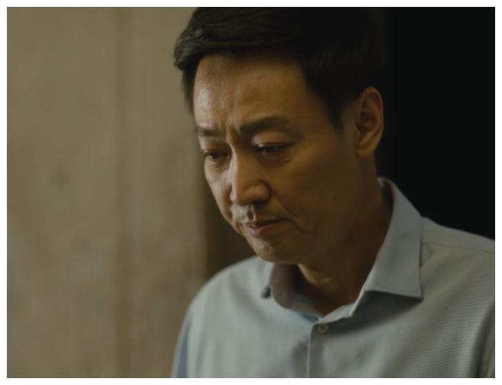 辛柏青剧中泪祭亡妻片段，深情演绎，触动心灵