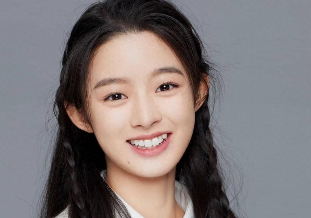 天价耳环女星黄杨钿甜父亲被调查，背后的故事与舆论风波