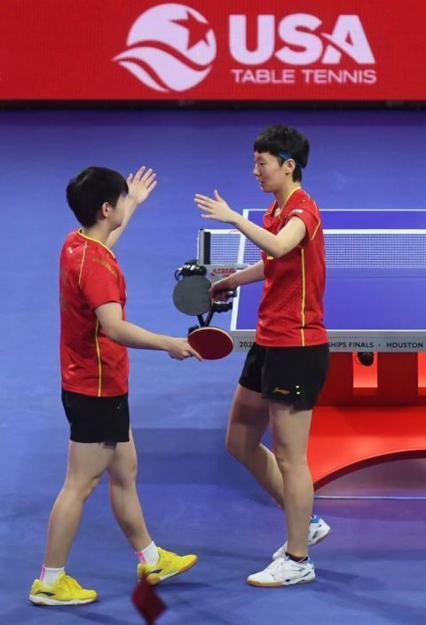 王曼昱蒯曼世乒赛女双夺冠，热血铸就荣耀时刻