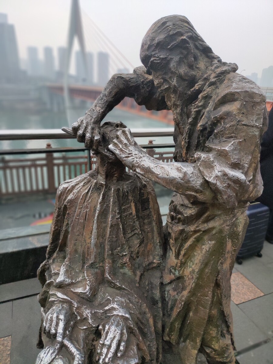 揭秘重庆洪崖洞雕像背后的神秘人物