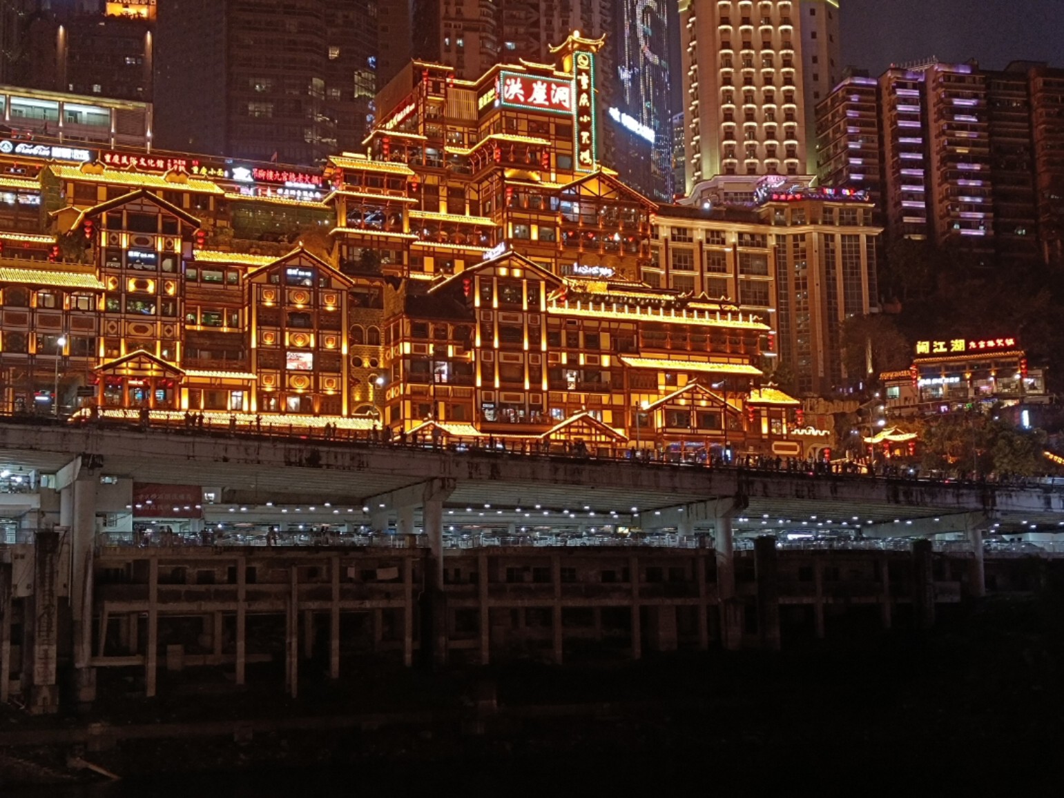 重庆洪崖洞深度游记，穿越历史，探寻千年古韵