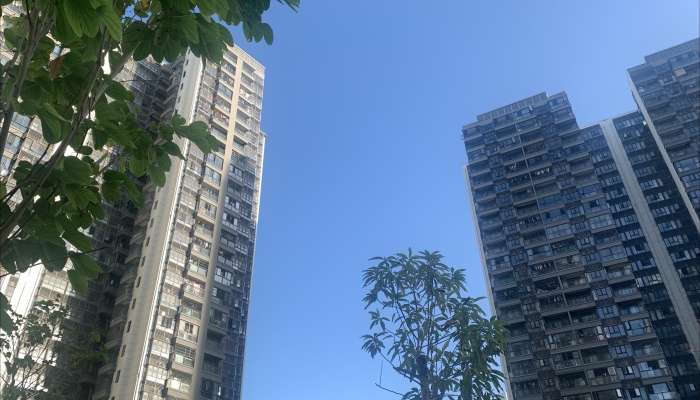 母女频繁高空抛物，邻居戴头盔出门