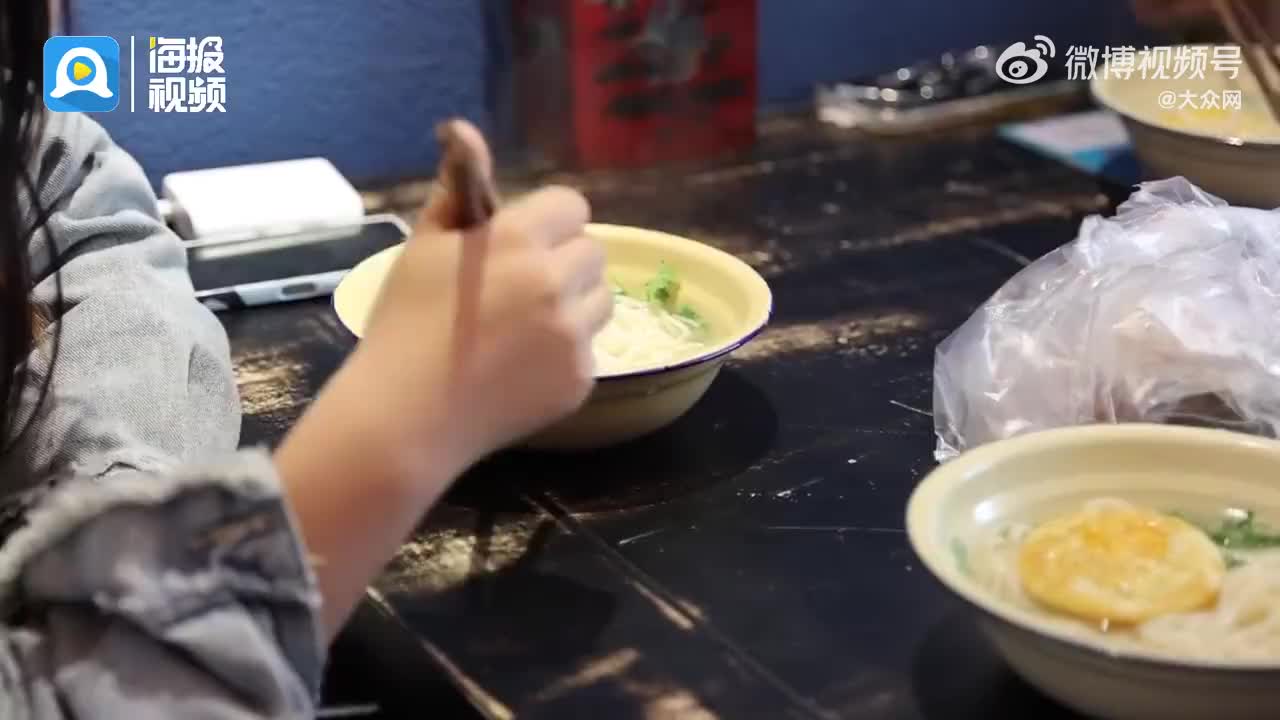 男子连蹭两天爱心小面，顿顿吃两斤多——美食背后的故事