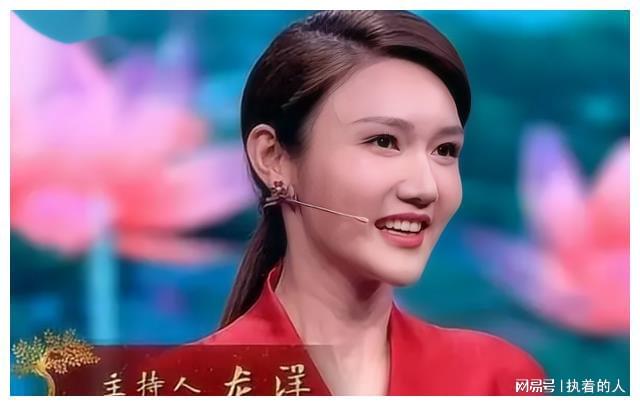 董卿拿话筒主持节目的图片，永恒的经典