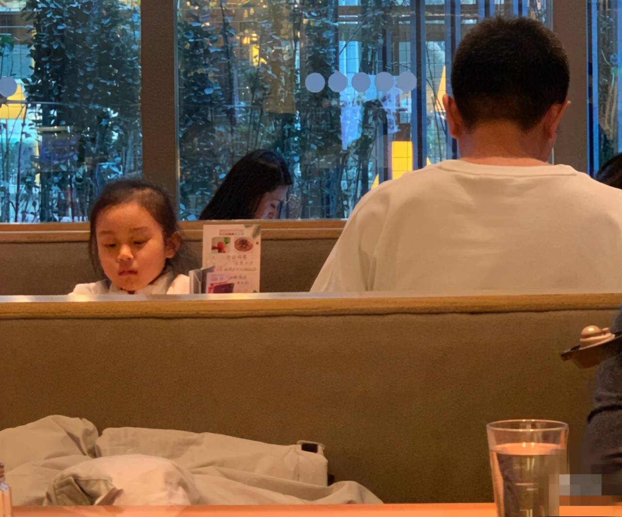 贾乃亮陪甜馨，温馨亲子时光