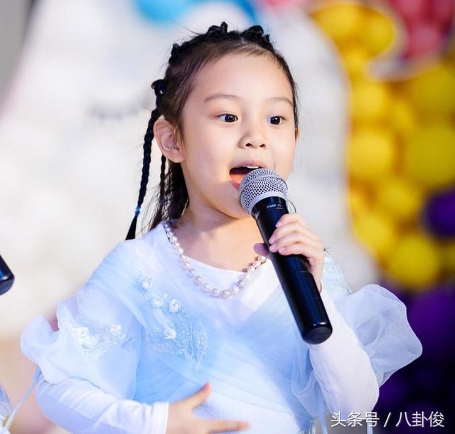 贾乃亮为甜馨庆生，温馨瞬间引爆网络热议