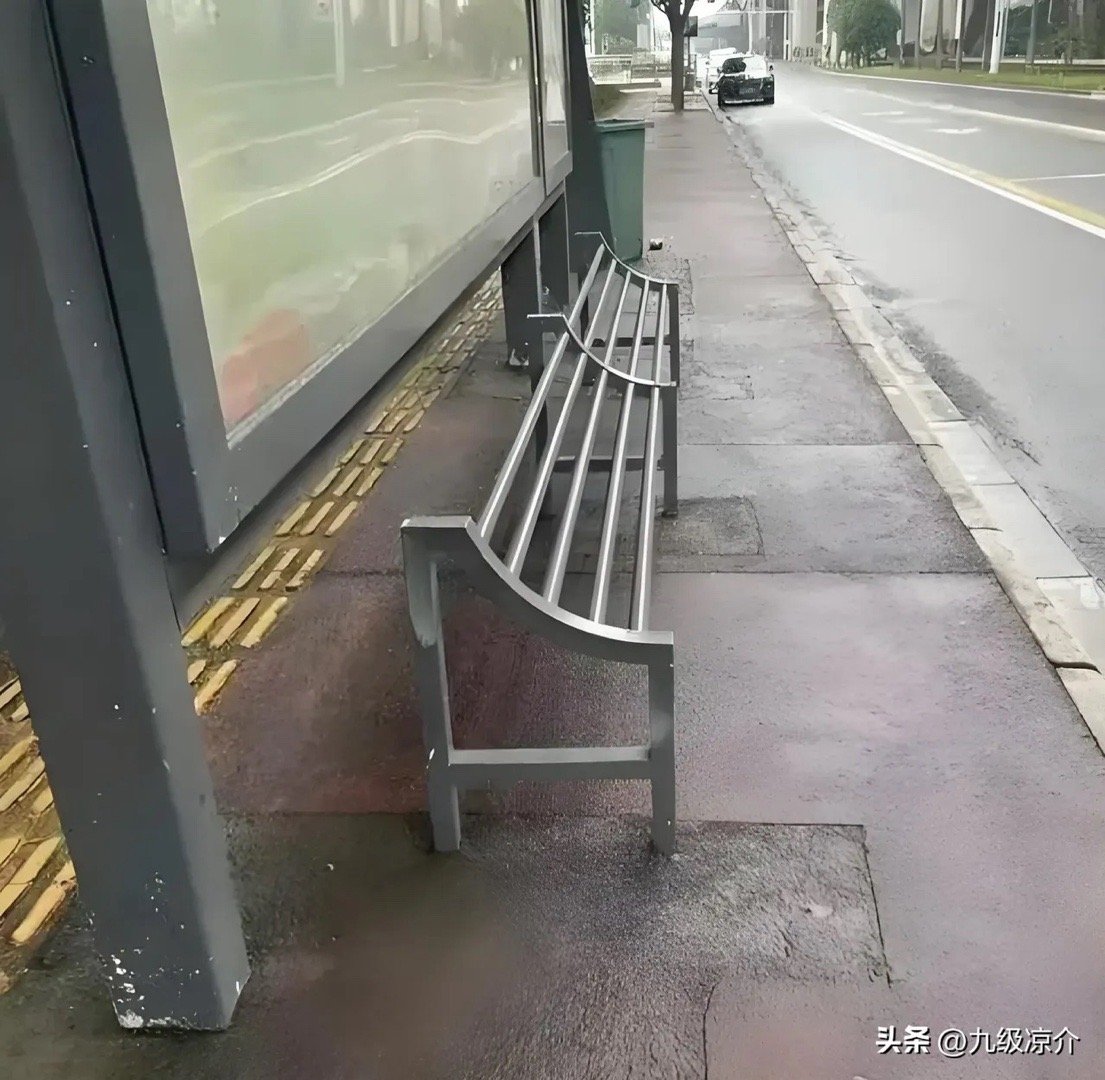 公交站椅子仅手机高，看城市细节如何影响生活体验