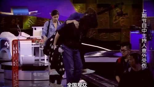 大张伟演唱会工作人员意外摔下舞台事件深度解析