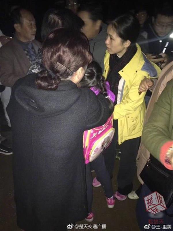 8岁男童失踪近一个月，搜寻仍在继续——希望之光照亮黑暗角落