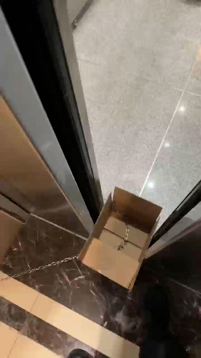 孕妇将电梯加装锁链，一种理解与尊重的诉求