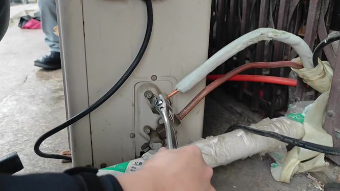 修空调遭遇故意破坏铜管事件，深度解析与应对建议