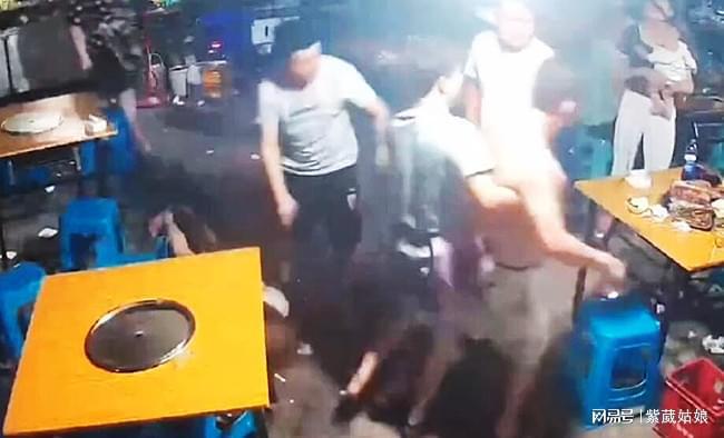重庆情侣吃烧烤遭遇殴打事件深度解析