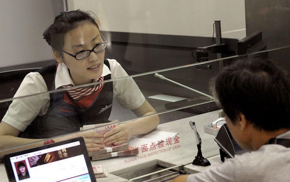 柜员拿放大镜办业务，细节决定成败