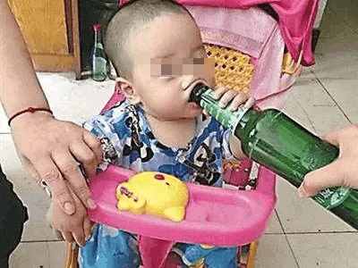 小孩被灌酒，社会应严厉打击的恶劣行为