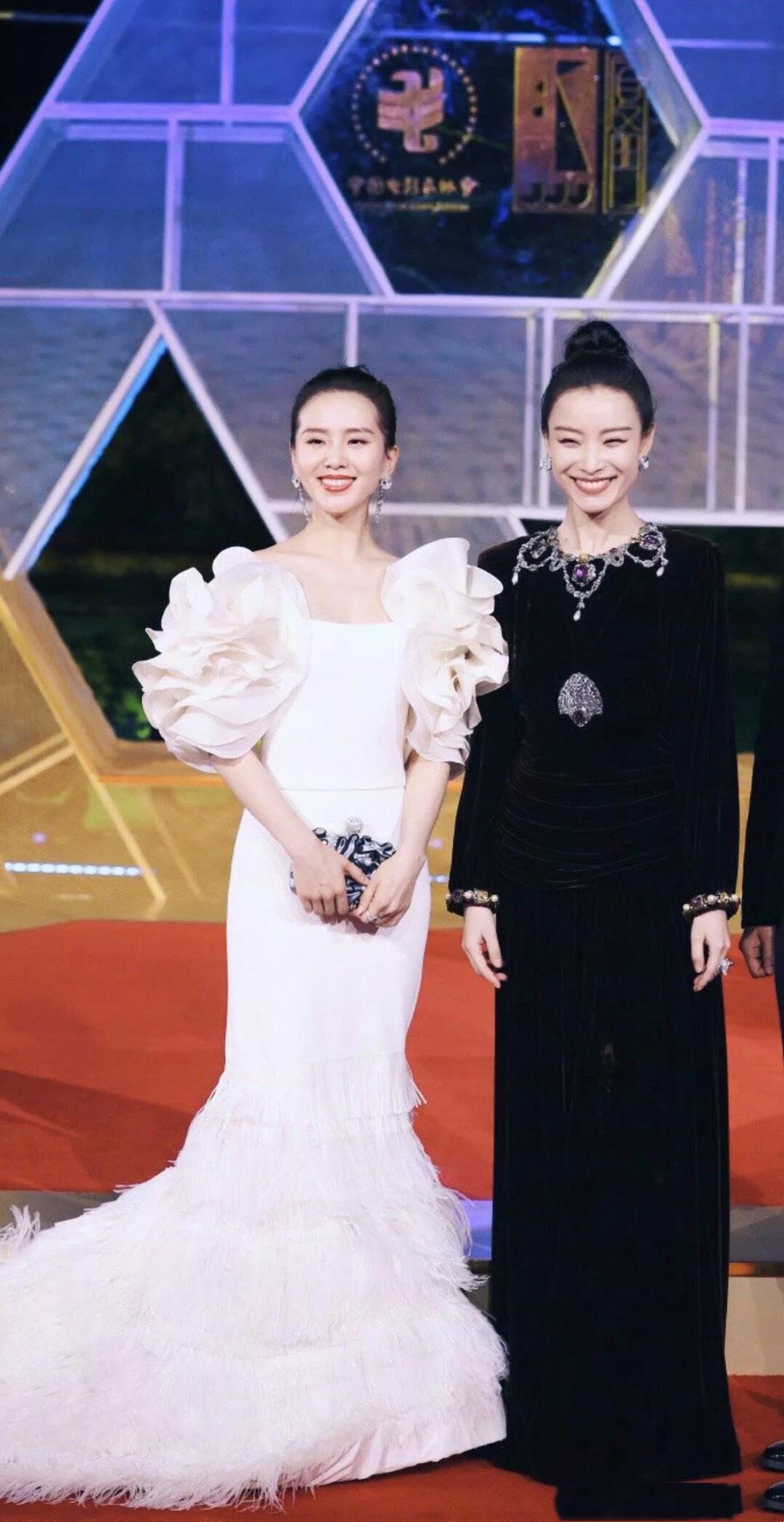 杨幂红毯造型气场全开，时尚魅力席卷全球