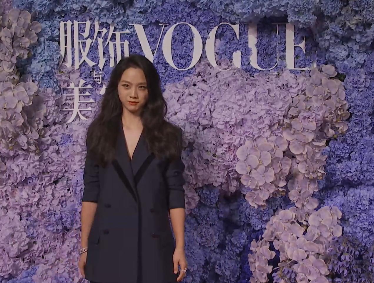 杨幂红毯造型气场全开，时尚魅力席卷全球