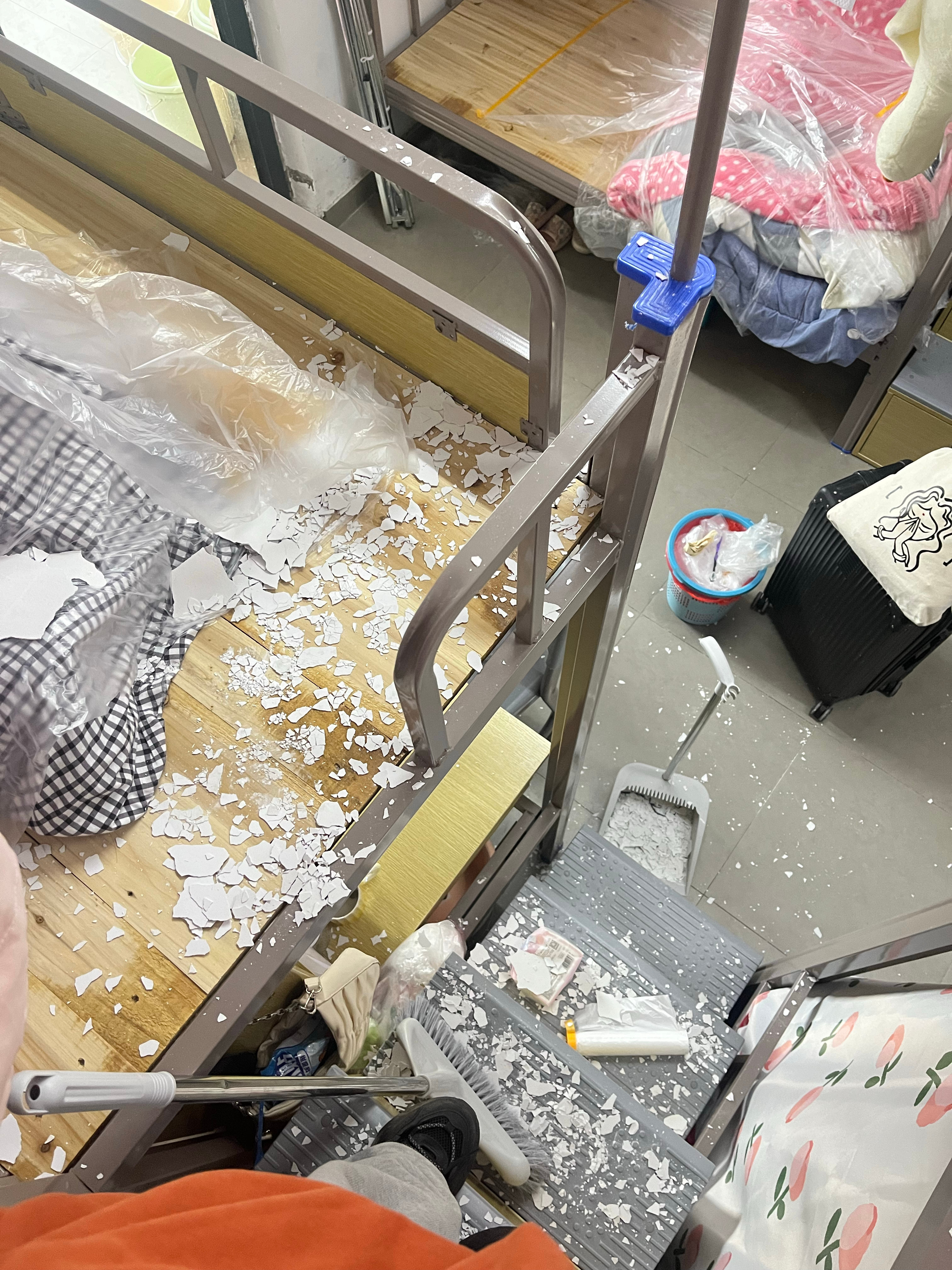 学校回应宿舍墙皮脱落、床生锈及无风扇问题