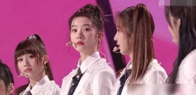 黄子韬与徐艺洋的合照，星光熠熠的瞬间