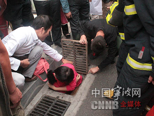 女童被冲进下水道事件深度解析